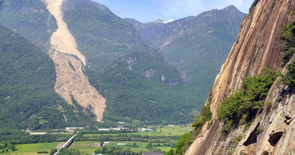 La frana del Valegion vista dall'elicottero