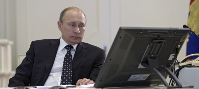 Risultati immagini per putin al computer
