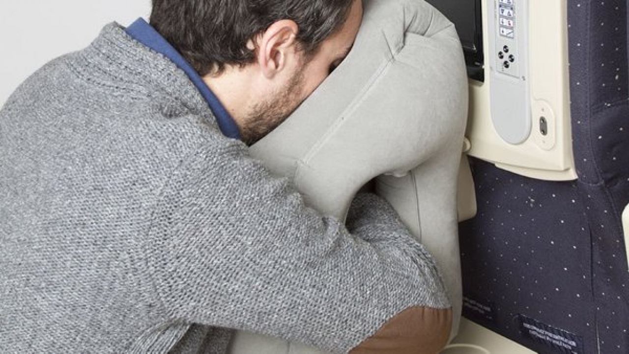 Per dormire sull'aereo c'è chi si è inventato un cuscino - Ticinonline