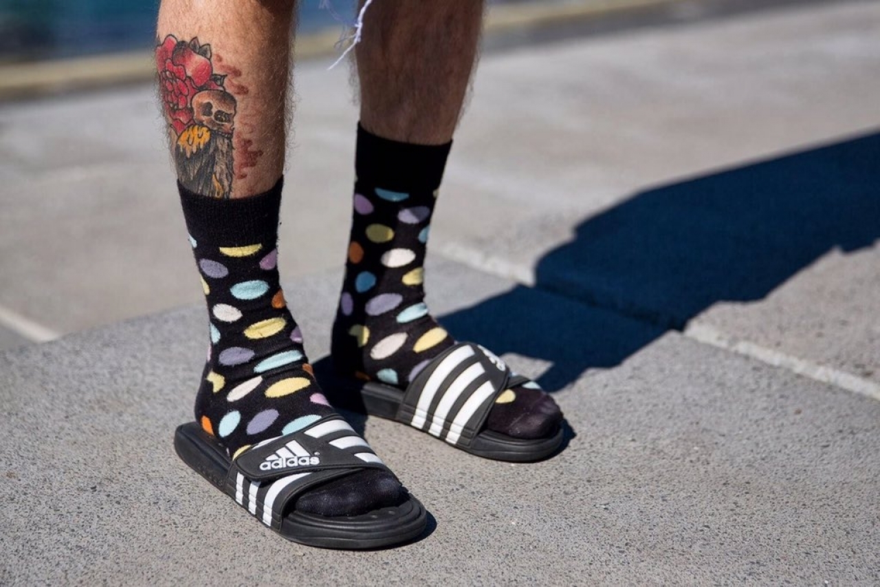 La nuova moda dell'estate: ciabatte con le calze. Orrore o trend? -  Ticinonline