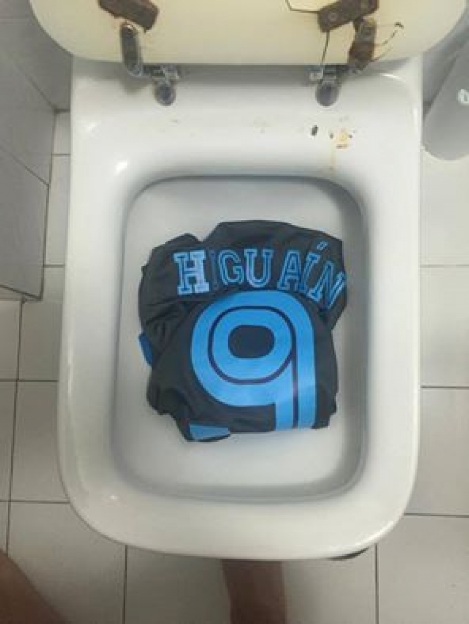 Tifosi Napoli Infuriati La Maglia Di Higuain Finisce Nel Water Ticinonline