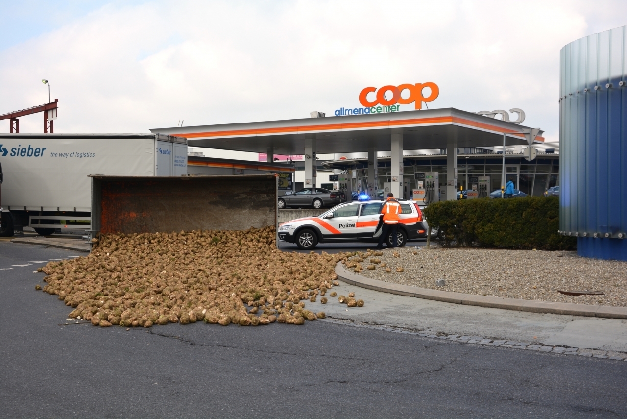 Trattore Perde Il Carico Di Barbabietole Da Zucchero Ticinonline