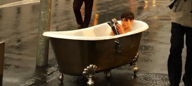 Per Strada E Sotto La Pioggia Fa Il Bagno In Una Vasca Ticinonline Bagno Sotto La Pioggia