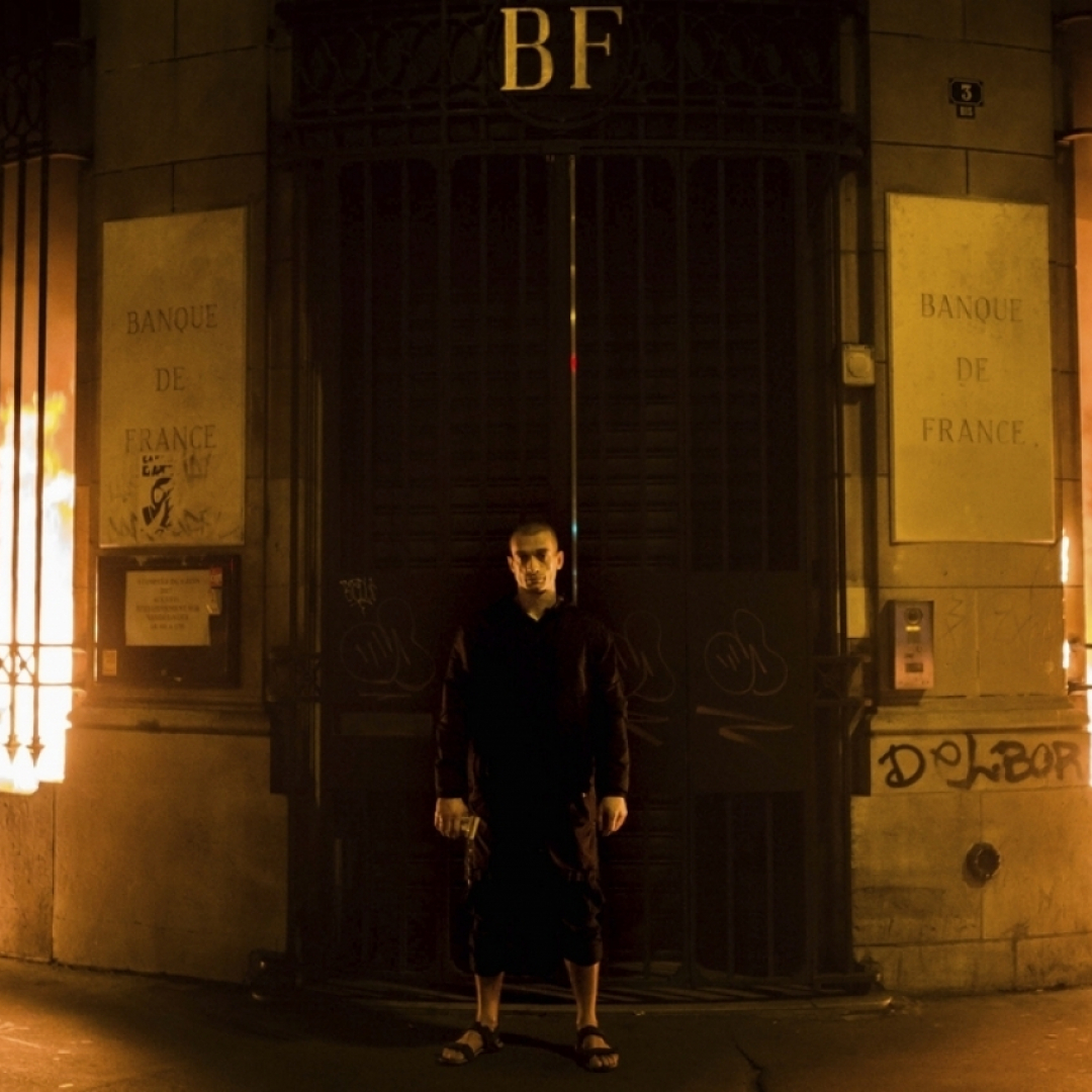 Artista Oppositore Russo Appicca Il Fuoco A Una Filiale Della Banca Di Francia Ticinonline