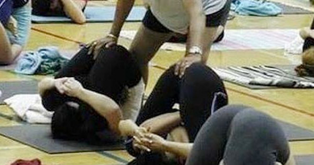 Тренер извращенец. Йога тренер. Тренер лапает в зале. Инструктор по йоге трогает. Лапает тренер йога.