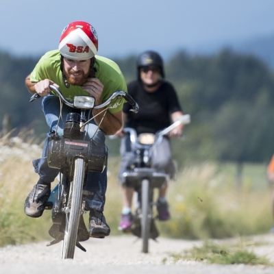 Sui motorini si potrà circolare anche con il casco da bici - Ticinonline