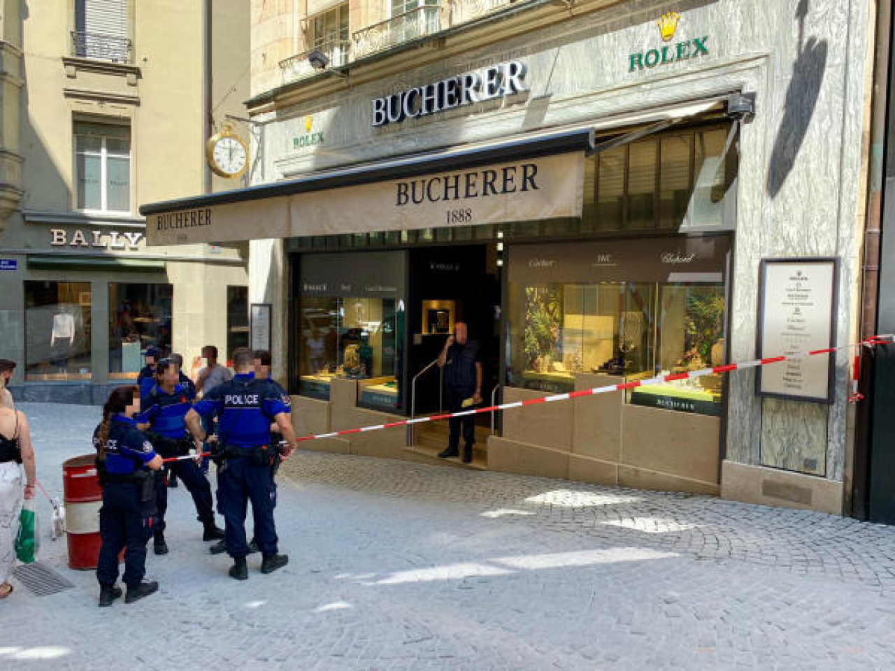 Rapinano una gioielleria e fuggono in bicicletta - Ticinonline