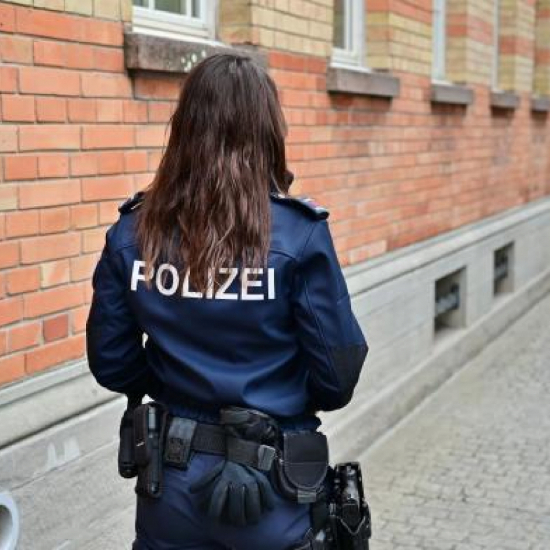 Si masturba davanti a una poliziotta in borghese, arrestato - Ticinonline