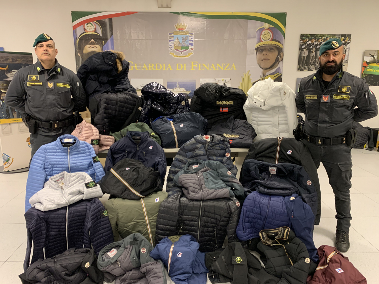 Mercato del falso nel centro di Como - Ticinonline