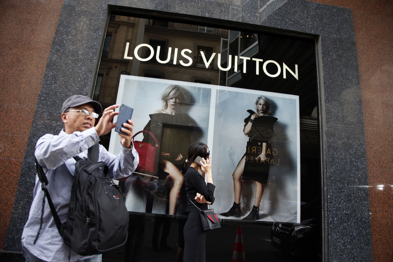 Persone In Coda Davanti A Un Negozio Louis Vuitton A Parigi In
