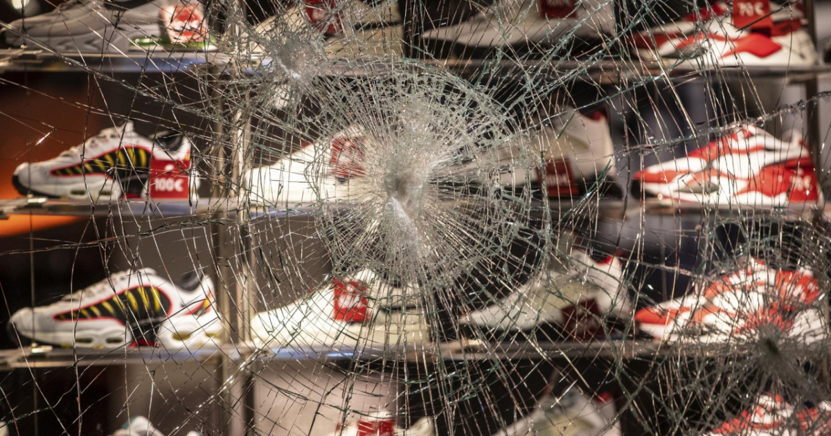 Stoccarda Notte Da Paura Tra Risse E Saccheggi Ticinonline