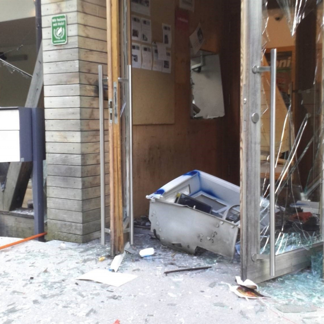 Colpi Al Bancomat C E Chi Ha Portato Via 400 000 Franchi Ticinonline