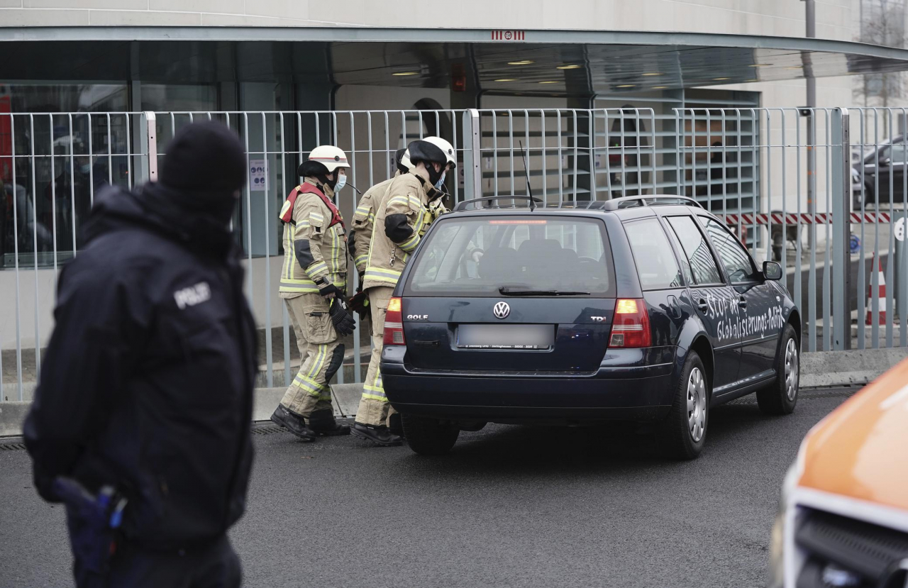 Auto contro il cancello dell'ufficio di Angela Merkel ...