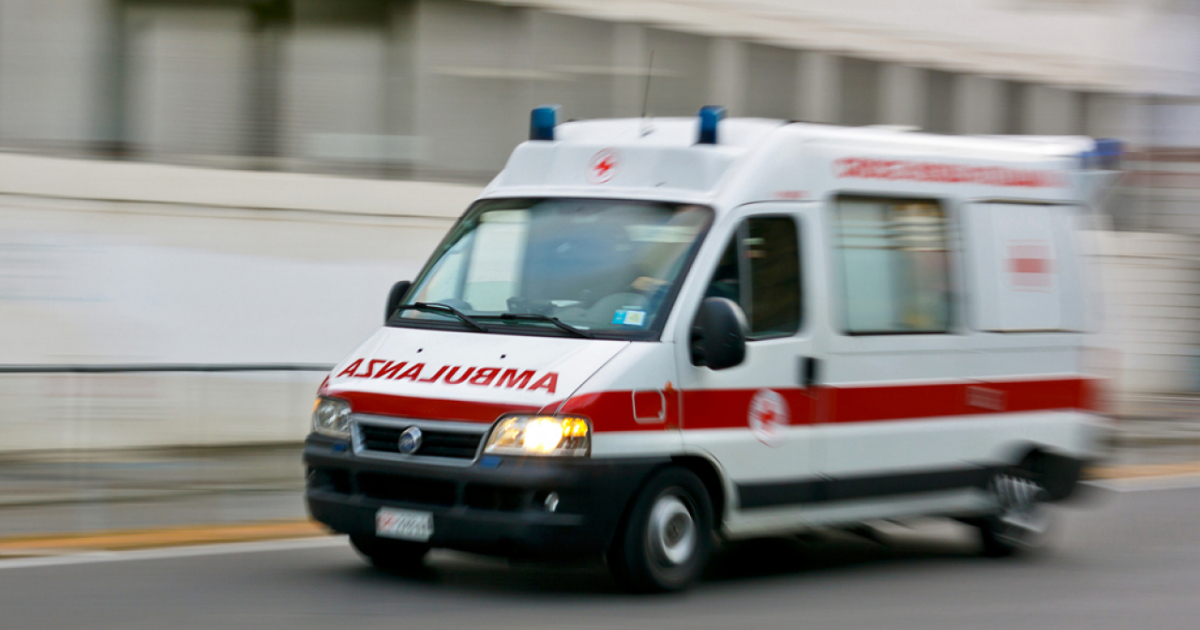 Dimessa dall'ospedale, ruba un'ambulanza per tornare a casa - Ticinonline