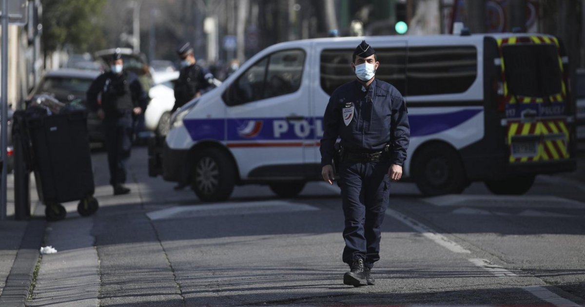 Fermato davanti alla scuola ebraica con un coltello, ma non è terrorismo - Ticinonline