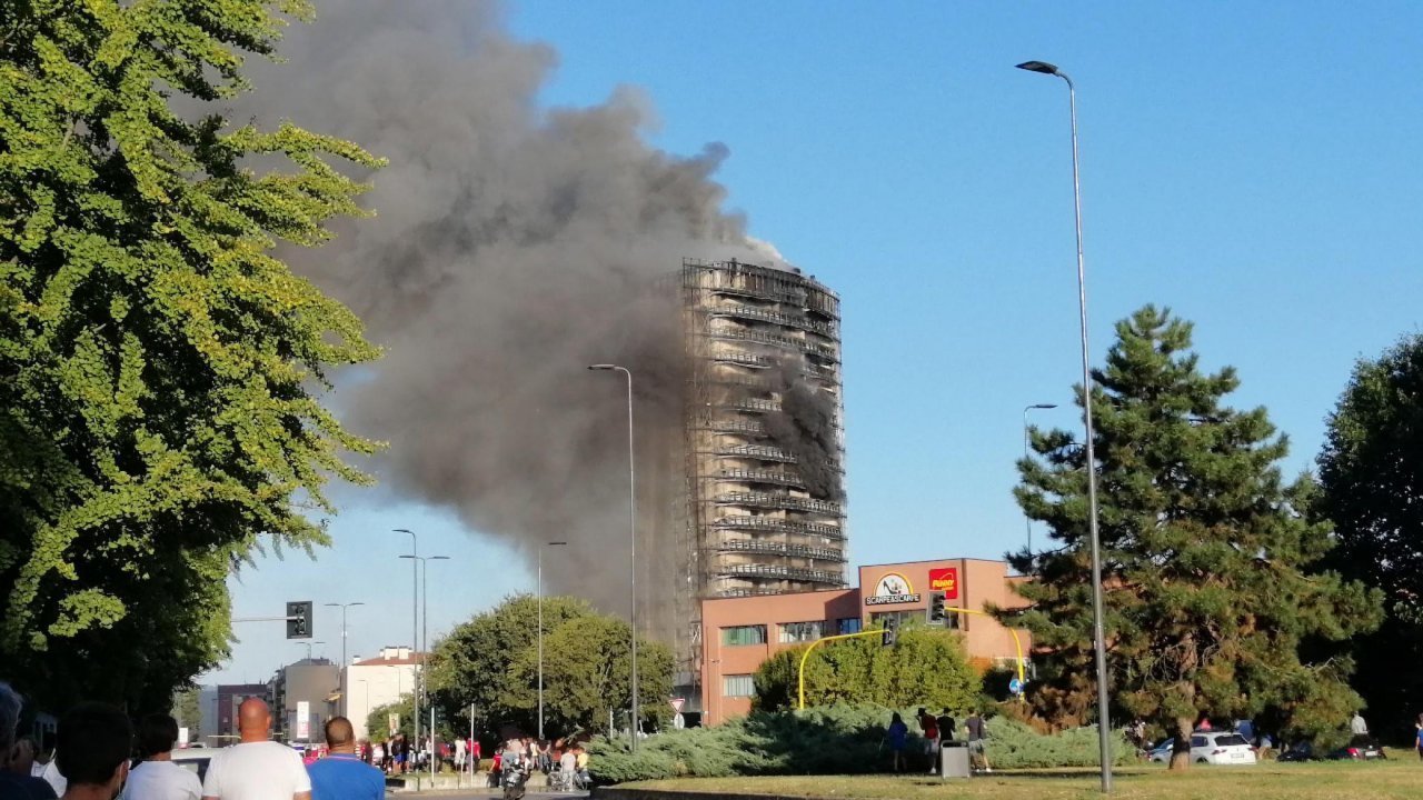 Palazzo in fiamme milano oggi