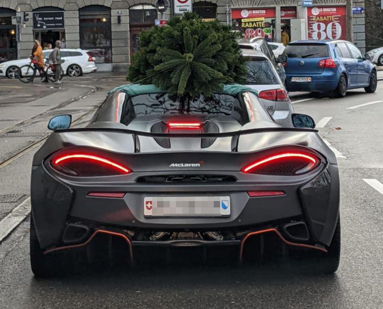 -vettura-mclaren-natale-zurigo-albero-rl0c.jpg