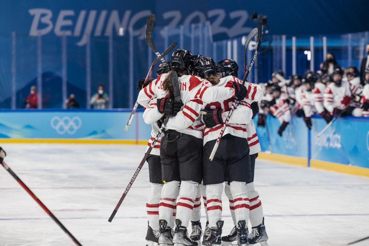 На сколько побед больше одержала сборная канады. Женская сборная Канады хоккей. Женская сборная Канады по хоккею с шайбой. Зимние игры хоккей женщины финал Канада - США. Зимние игры хоккей женщины.
