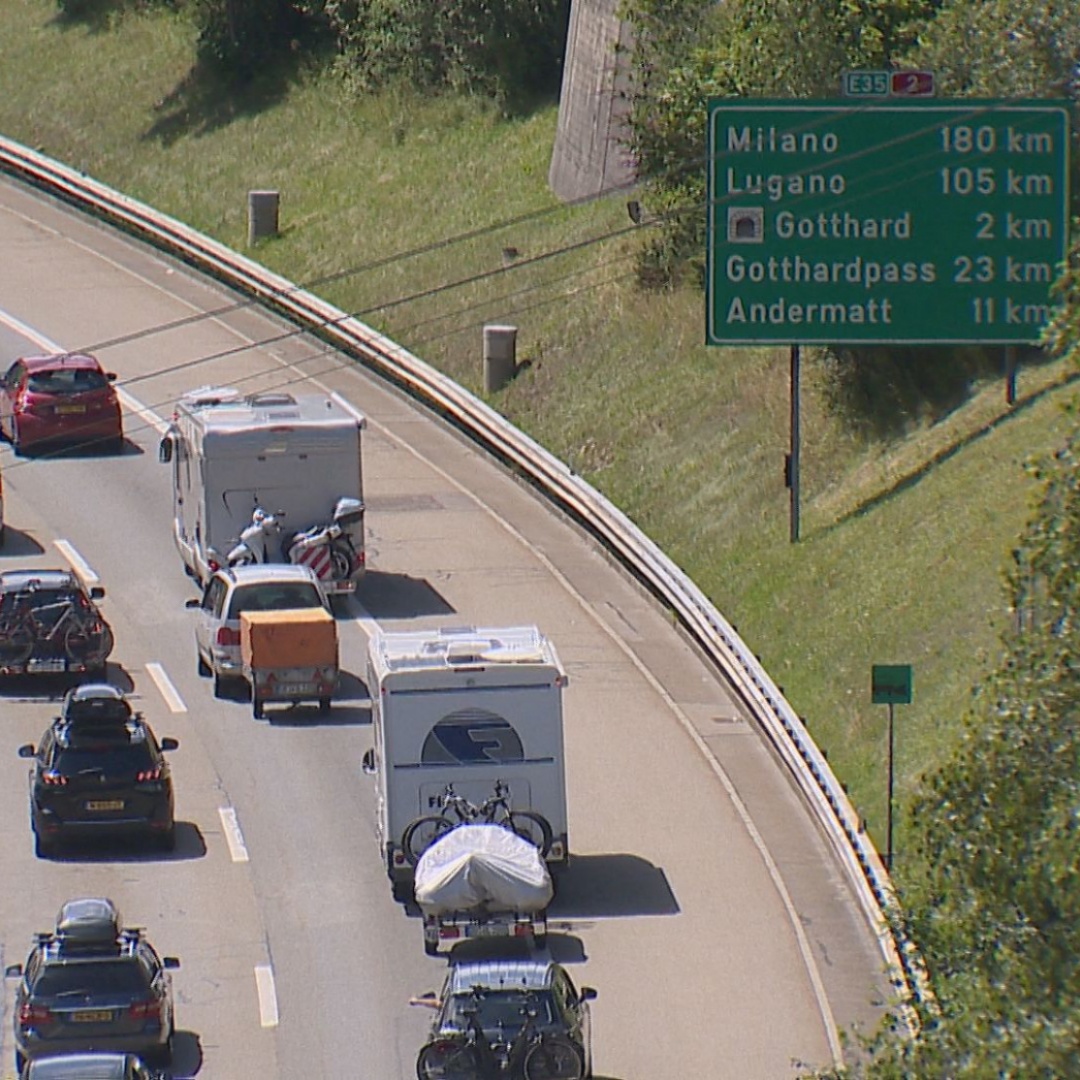 L'esodo verso sud è in corso: due ore per superare il Gottardo