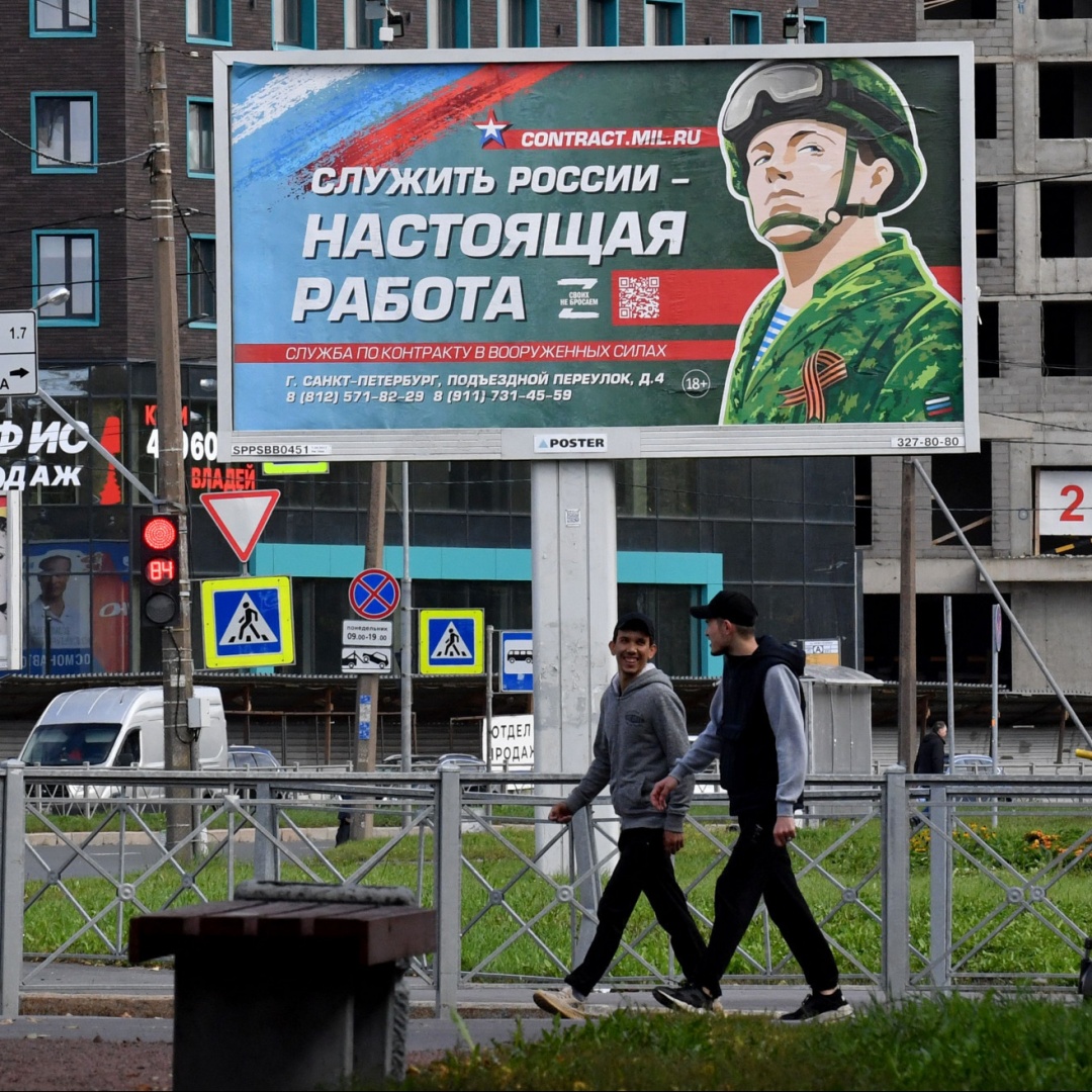 Почему не объявляют военное. Тотальная мобилизация. Тотальная мобилизация реклама. Мобилизация лозунги. Лозунги против Украины.