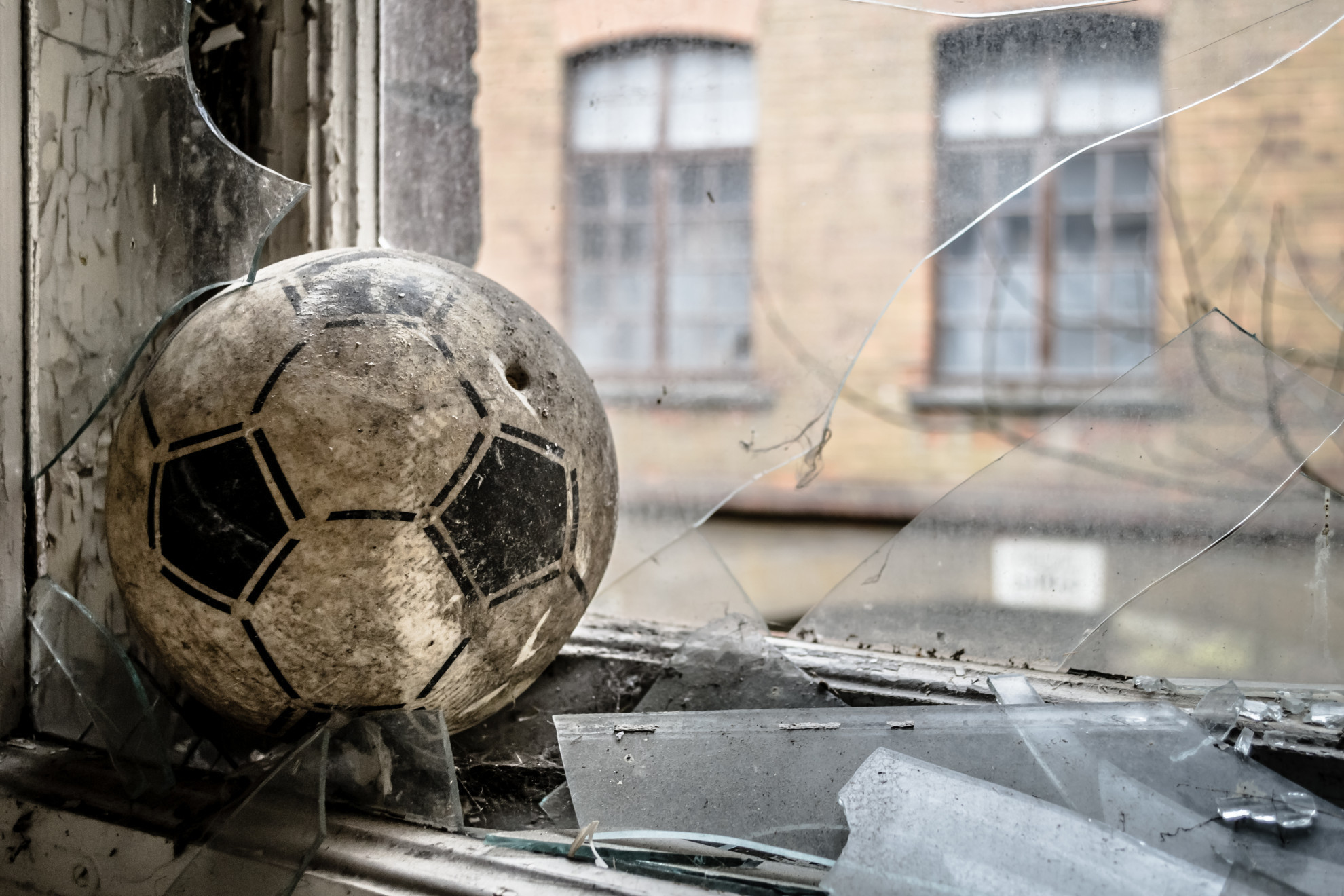 Vetri infranti e persiane rotte: durante i mondiali, aumentano le pallonate  (e i danni) - Ticinonline