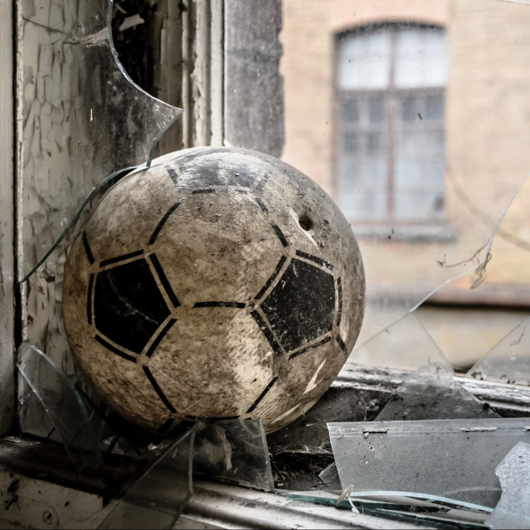 Vetri infranti e persiane rotte: durante i mondiali, aumentano le pallonate  (e i danni) - Ticinonline