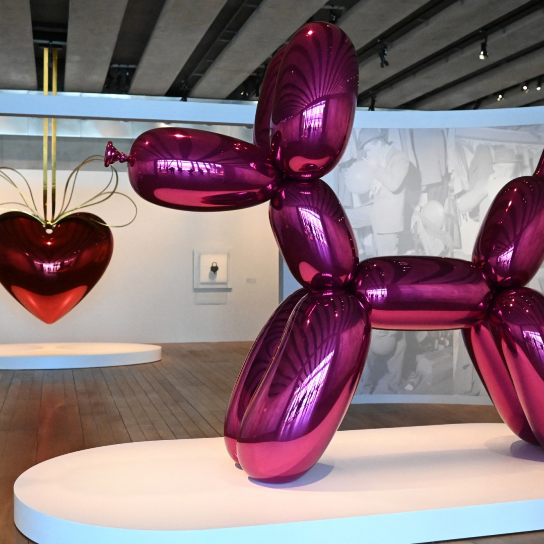 Tocca una scultura di Jeff Koons da 40mila euro e va in briciole -  Ticinonline