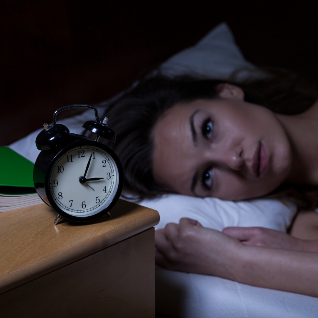 Сонница бессонница. Беспокойный сон. Человек с бессонницей. Борьба с бессонницей у молодых. Плохой сон.