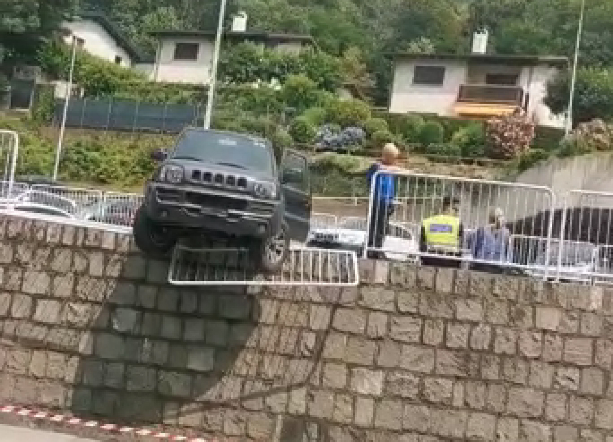 -con-l-auto-abbatte-la-transenna-nel-parcheggio-1bici.jpg