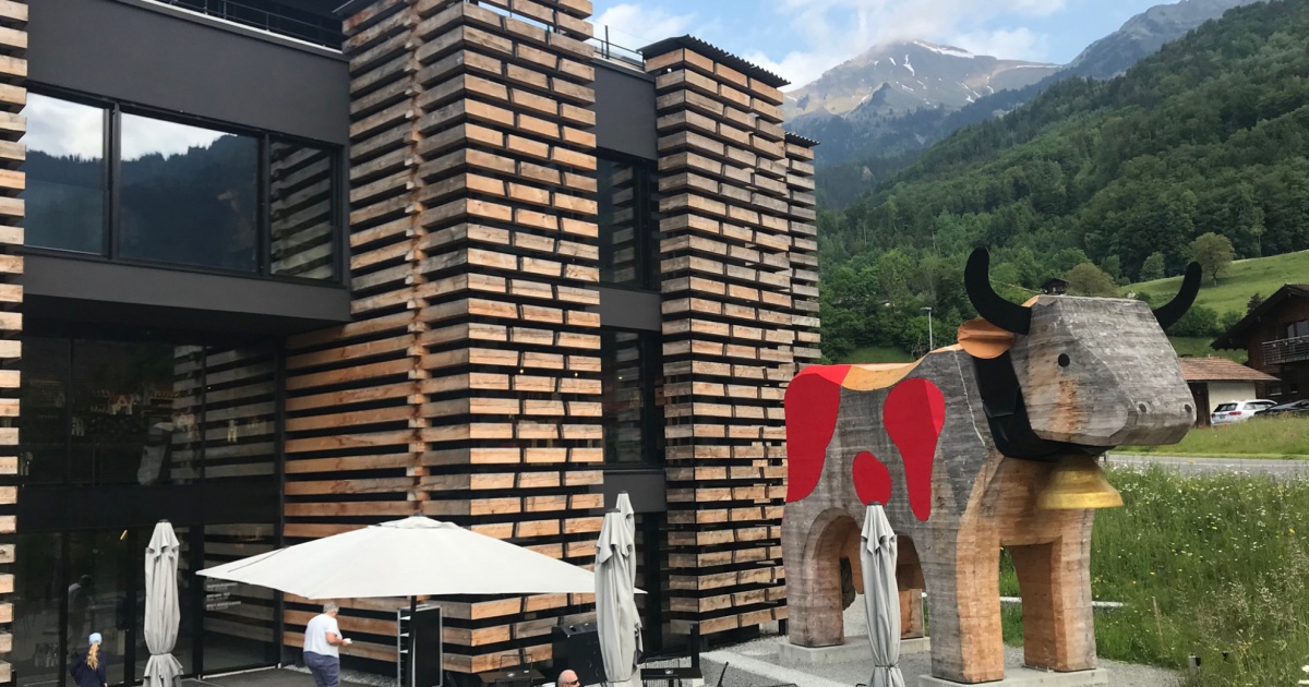 Il mondo di Trauffer: una mucca e un albergo di legno - Ticinonline Il mondo di Trauffer: una mucca e un albergo di legno - Ticinonline
