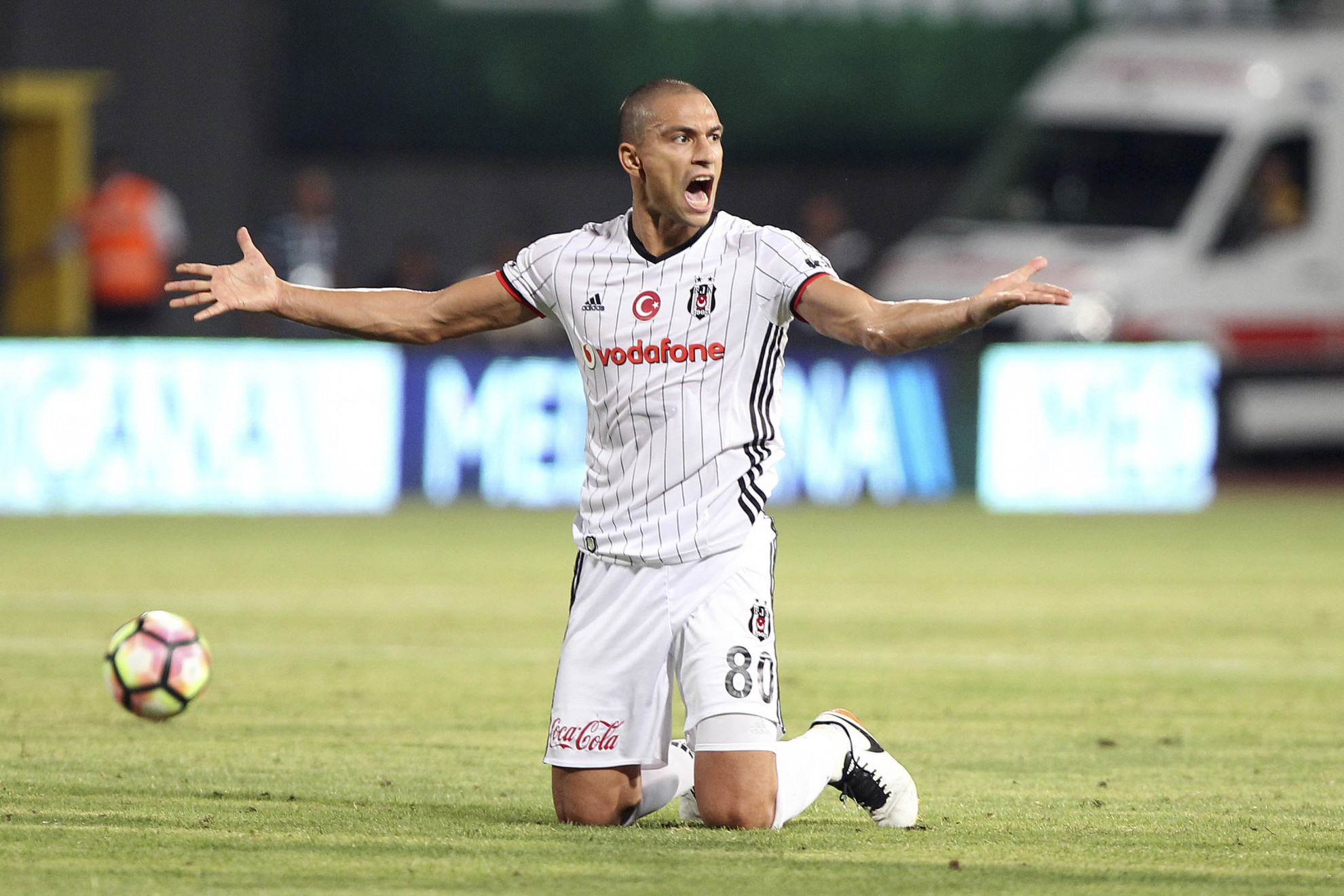 Besiktas anuncia o regresso de Gökhan Inler como conselheiro desportivo  