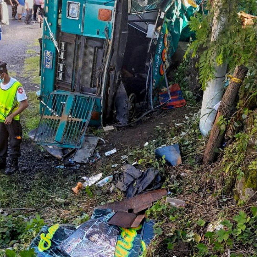 Un pullman sbatte contro il muro e si ribalta: almeno 9 morti - Ticinonline