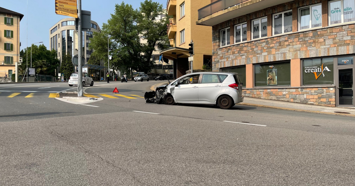 Esce di strada e sbatte contro un palo della luce - Ticinonline