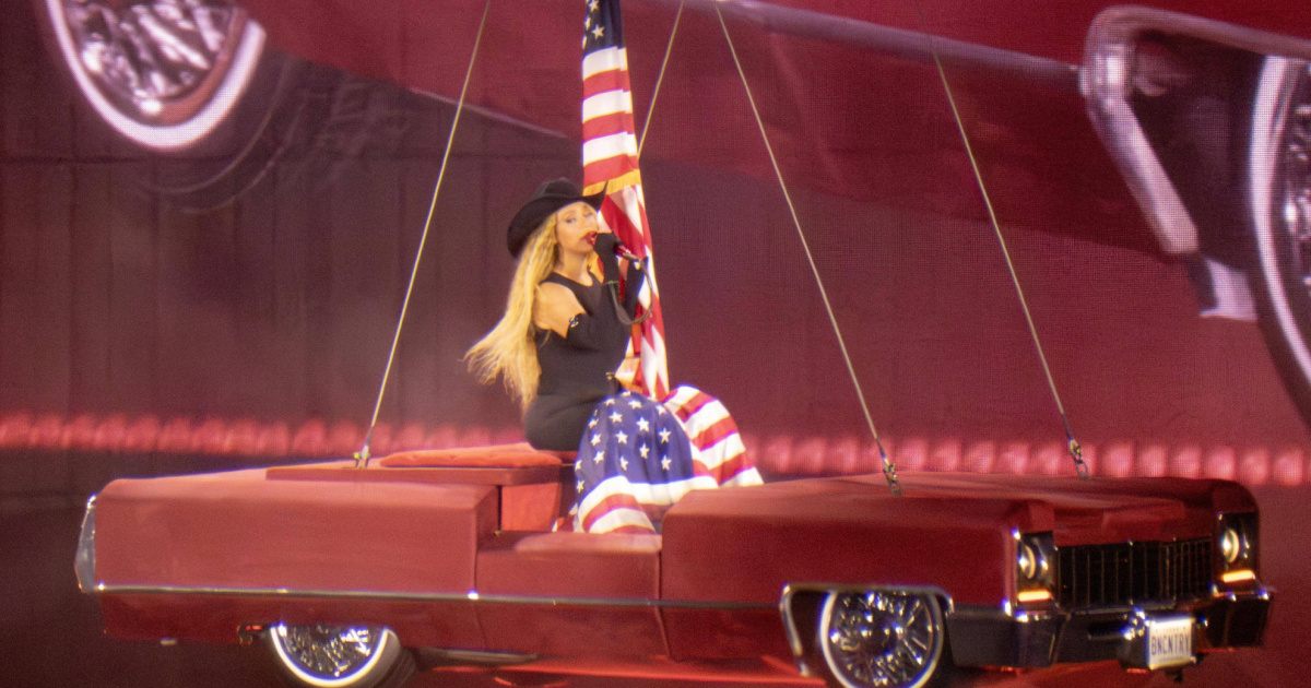 Paura per Beyoncé, Cadillac sospesa sul palco si inclina - Ticinonline