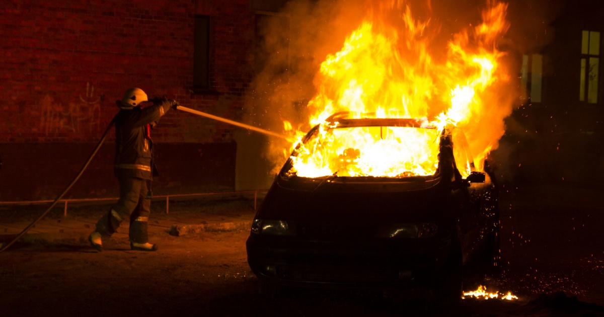 Auto brucia in un autosilo. Nessun ferito