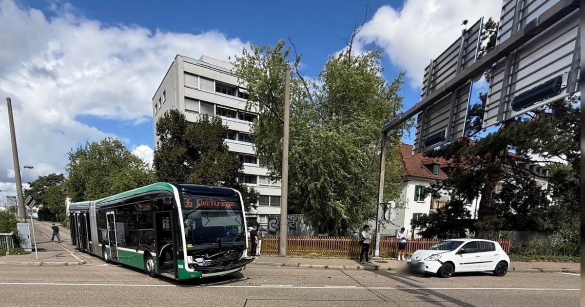«Avevo il verde». «Anche io». Autobusa si scontra con auto, tre feriti