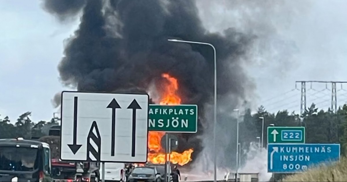 Bus a gas si scontra con un'auto e prende fuoco: 2 morti