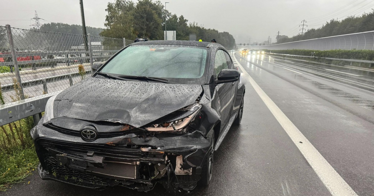 Esce di strada sull'A2 e urta il guardrail