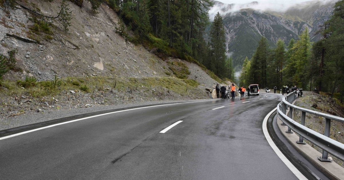 Cadono in moto sul Passo del Forno
