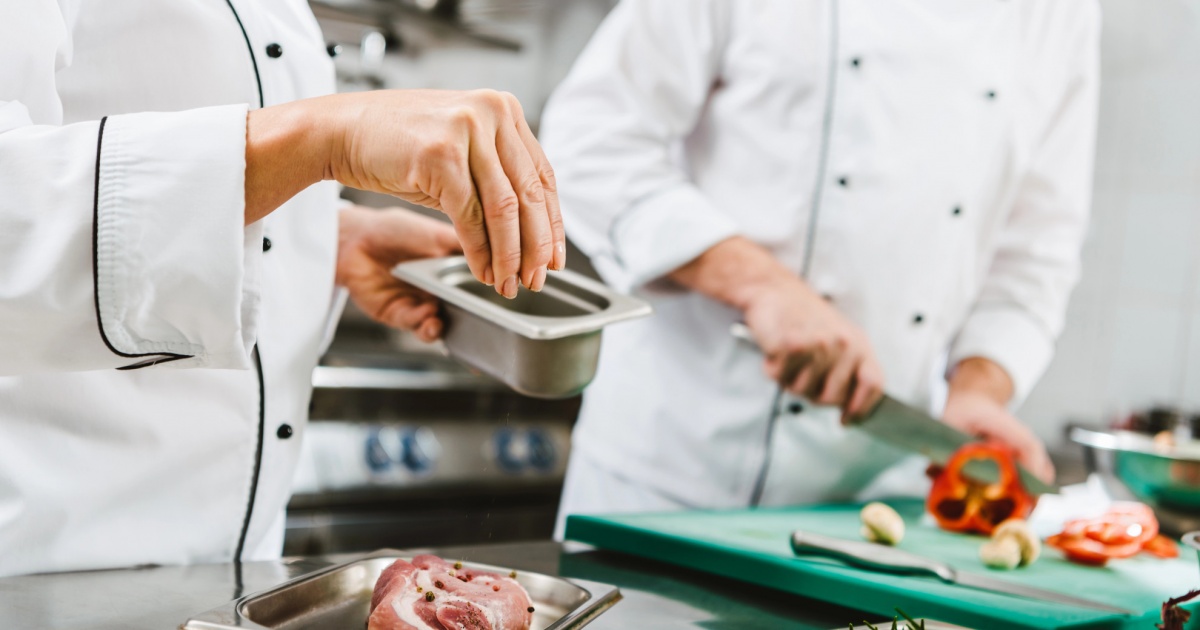 Passaporti confiscati e giornate da 15 ore: la cucina da incubo