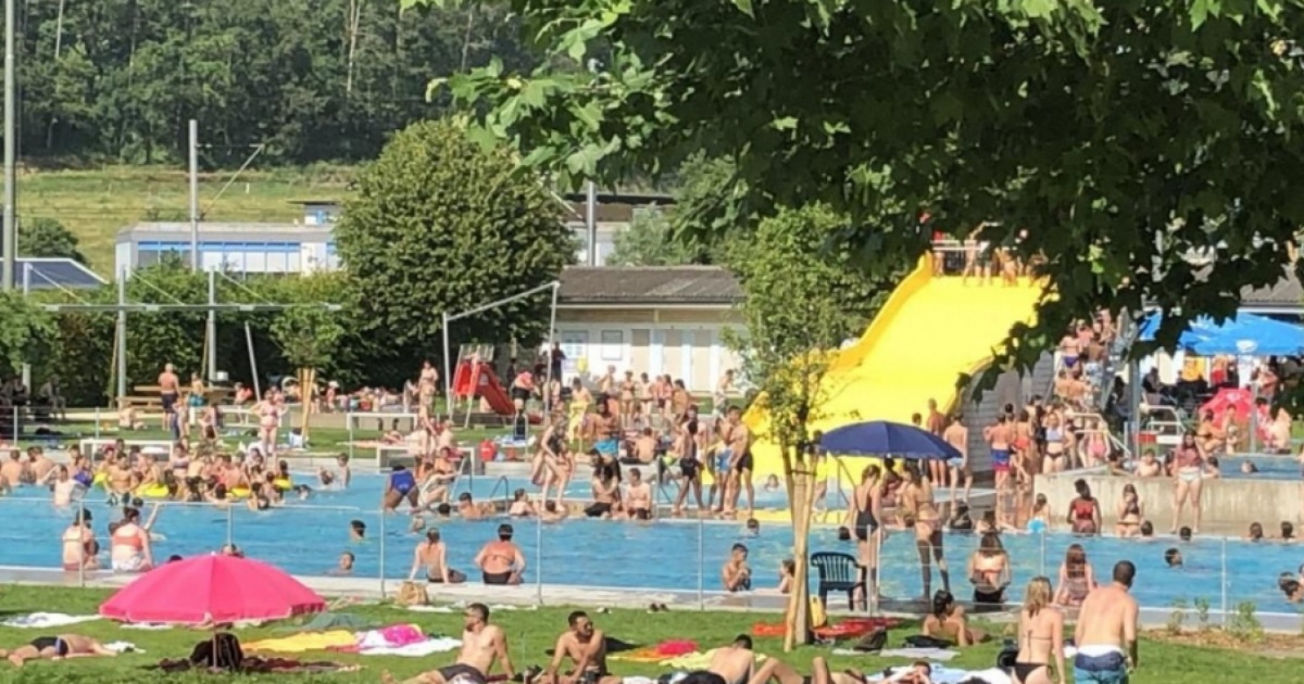 Piscina proibita agli stranieri, il divieto non dovrebbe essere prorogato
