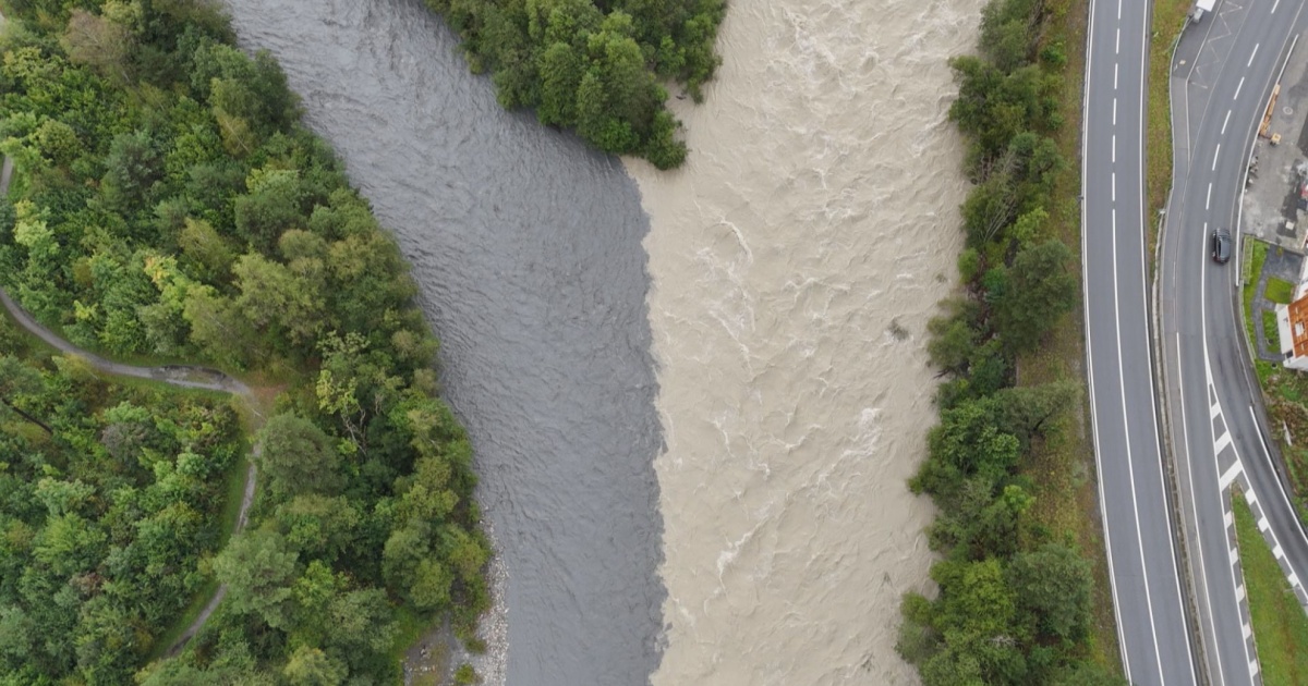 Il fiume bicolore. Dopo le piogge, lo spettacolo di Ilanz