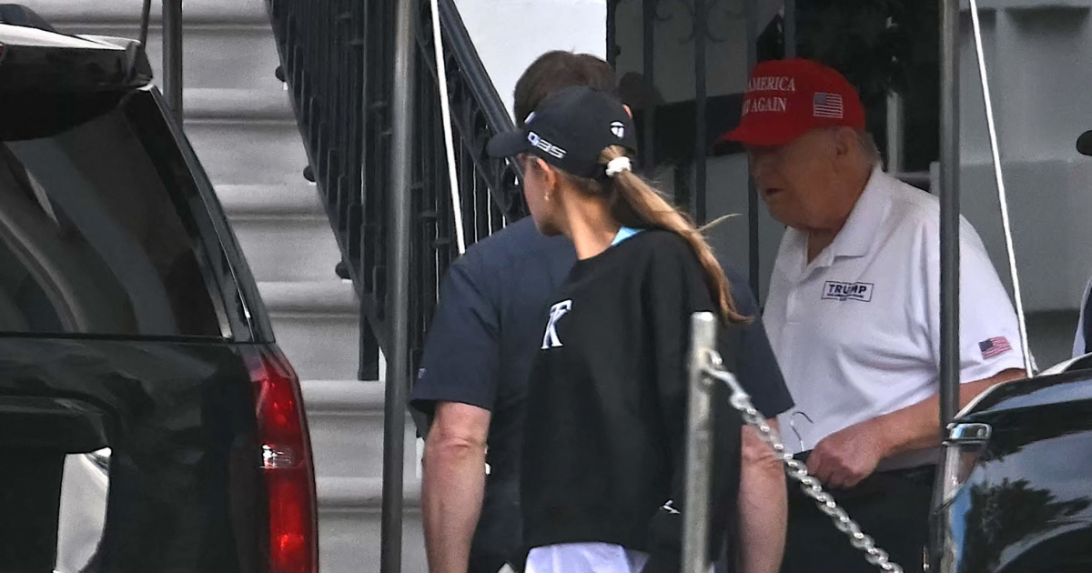 «Trump è morto» va virale, poi lui rispunta con la nipote e con la mazza da golf