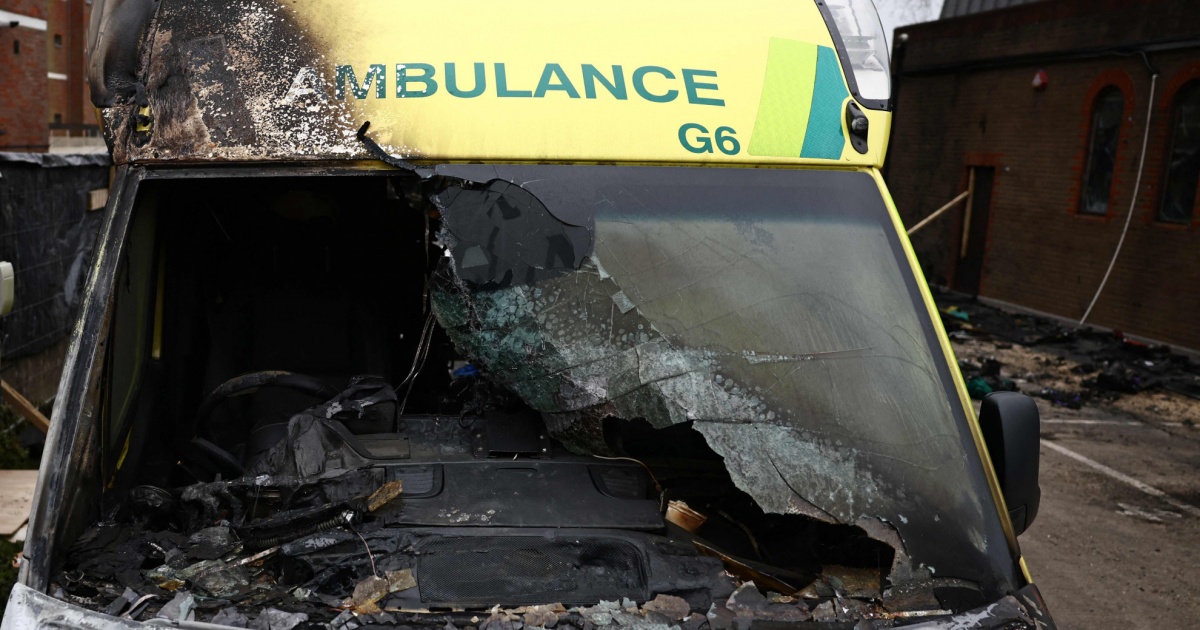 Ambulanze bruciate a Londra, ci sono due fermi