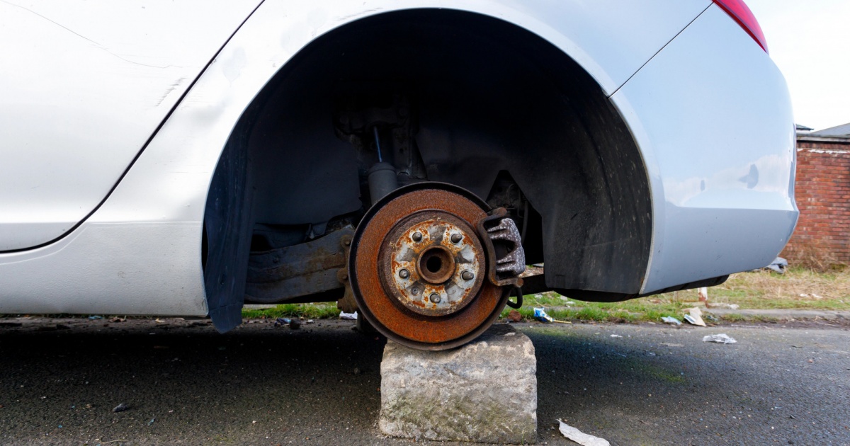 Benzina troppo cara: c'è già che cambia abitudini