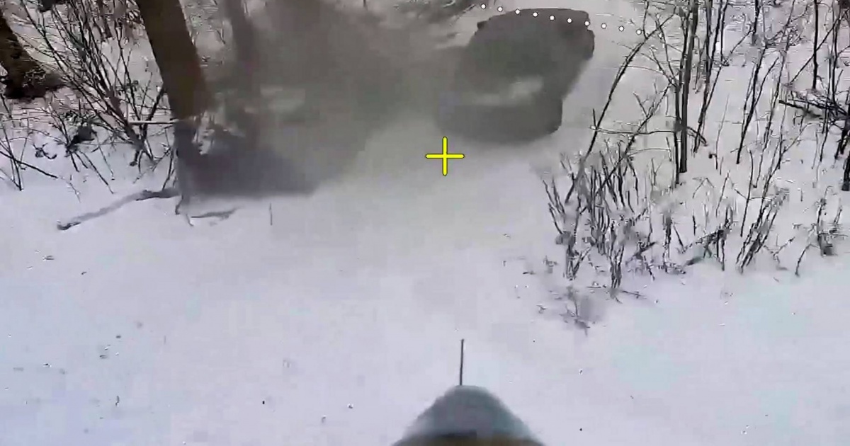 Salvo per pochi millimetri: «Una scheggia mi ha trapassato il collo»