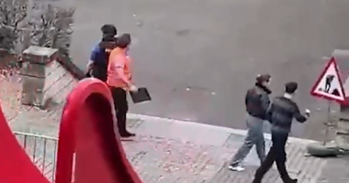 Mascherina sul volto e cappello MAGA, poi minaccia di aver piazzato una bomba a scuola