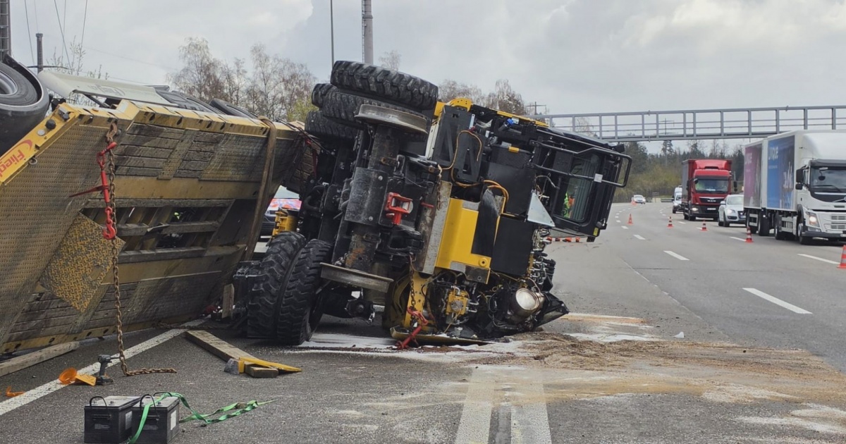 Rimorchio di un trasporto eccezionale si ribalta: caos sull'A1