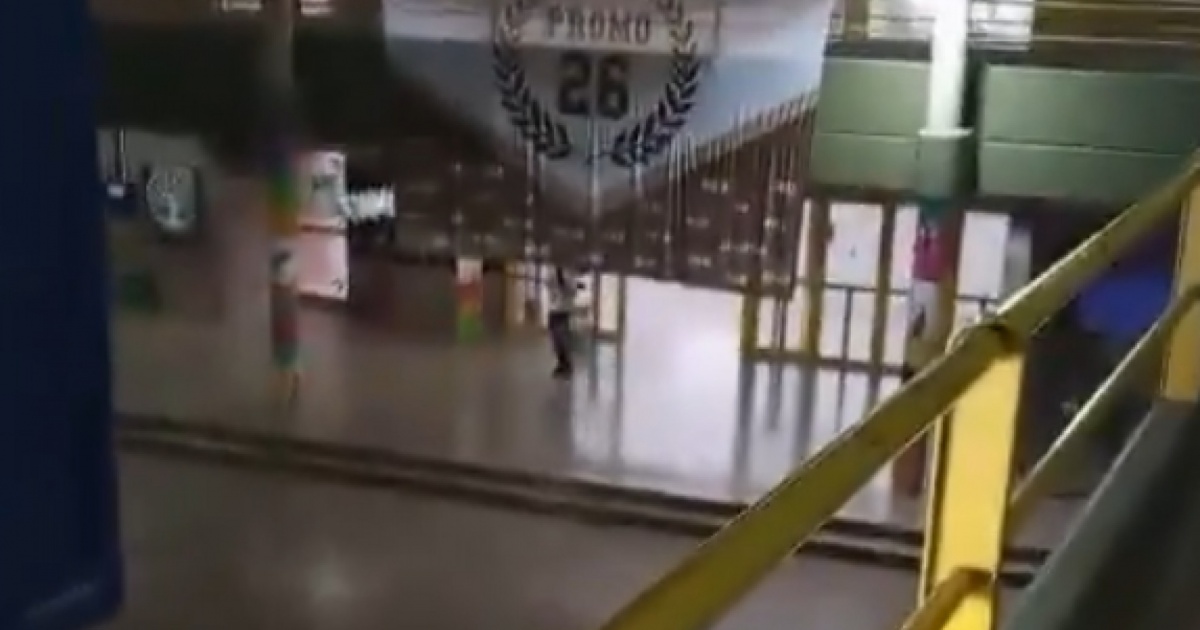 Spara con un fucile da caccia contro i compagni di scuola: 1 morto e 8 feriti. Il video.