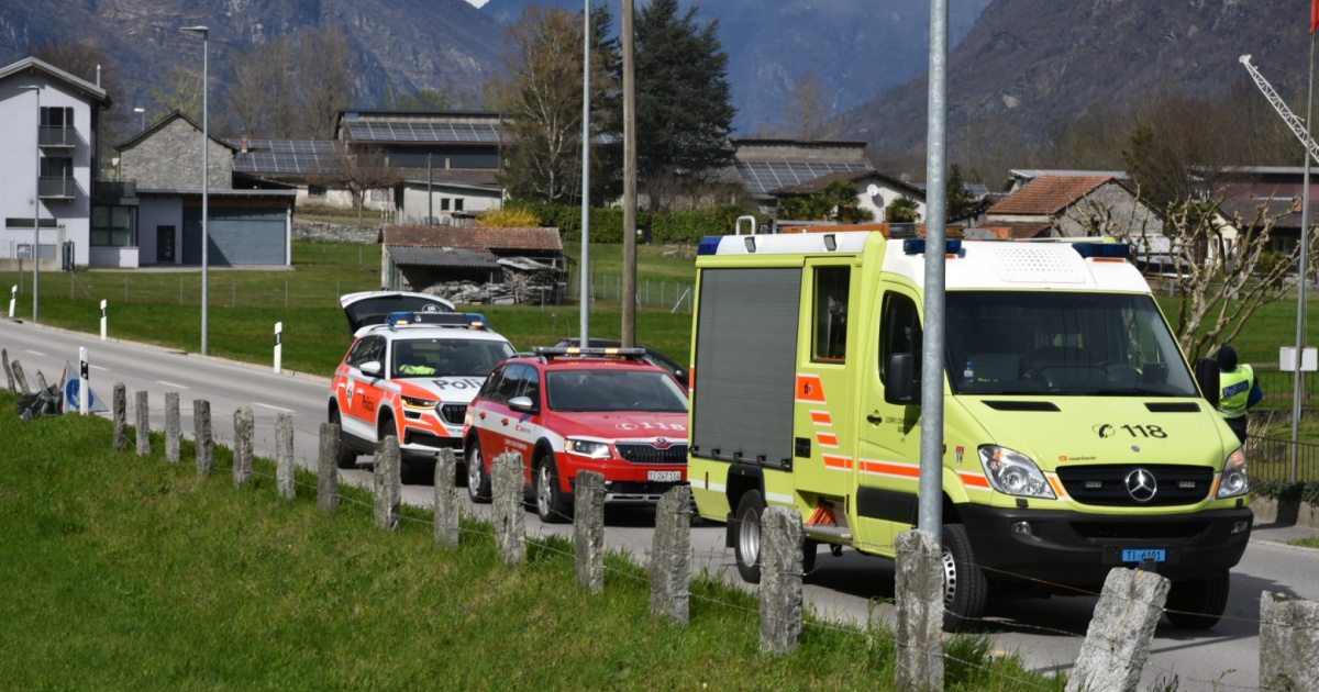 Strada cantonale chiusa per la caduta di un cavo elettrico